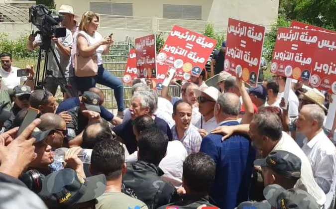 حمة الهمامي ، عصام الشابي و خليل الزاوية يحتجون لاستقاط الاستفتاء